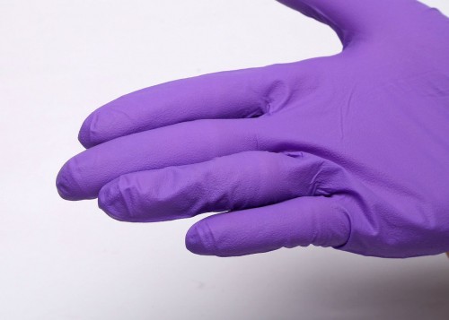 Disposable powder free purple nitrile gloves